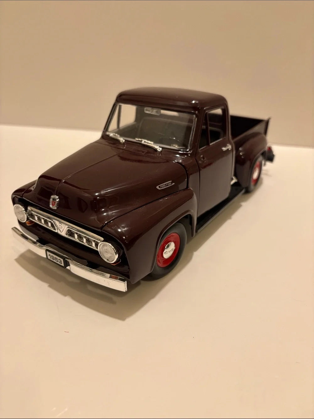 Road Legends 1953 Ford pickup, 1/18 scale.